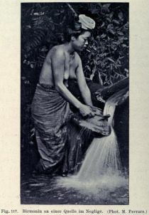 117. Birmanin an einer Quelle im Neglige