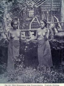 118. Zwei Birmaninnen beim Wasserschöpfen. Tropische Kleidung