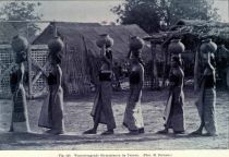 120. Wassertragende Birmaninnen im Tamein