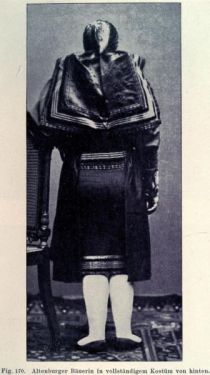 170. Altenburger Bäuerin in vollständigem Kostüm von hinten