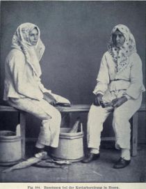 204. Russinnen bei der Kaviarbereitung in Hosen