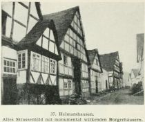 37. Helmarshausen. Altes Strassenbild mit monumental wirkenden Bürgerhäusern.
