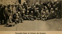 Verwundete Juden im Hofraum des Hospitals