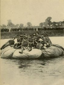 Infanterie überwindet einen Fluss.