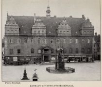 Wittenberg Rathaus mit dem Luther-Denkmal