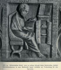 054. Hellenisches Relief, Arzt vor seinem Schrank (innen Bücherrollen, darüber Instrumentenkasten