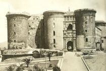 003. Castel Nuovo zu Neapel. Erbaut im 13. Jahrhundert