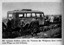 Russland, Mit vereinten Kräften ziehen die Vertreter der Weltpresse ihren verfahrenen Wagen aus dem Schlamm 1942