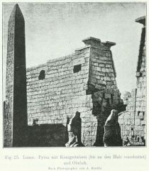 025. Luxor. Pyl mit Königsstatuen (bis an den Hals verschüttet) und Obelisk
