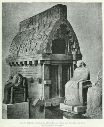 086. Lykisches Grabmal im Brithis Museum. Vorn drei Sitzbilder aus Milet