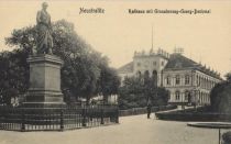Neustrelitz, Rathaus mit Großherzogl. Denkmal