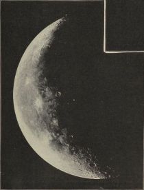 Der Mond nach dem letzten Viertel. Verschiedene der Mondkrater sind von weißen Strahlensternen umgeben
