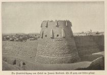 Die Stadtbefestigung von Hofuf im Innern Arabiens. Sie ist ganz aus Lehm gebaut.