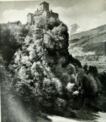 Die Schweiz 41 Schloss Orenstein im burgenreichen Domleschg, in der Ferne Piz Beverin 3002 m