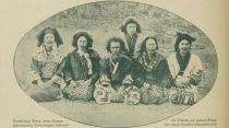 Reinblütige Ainos, deren Frauen auftätowierte Bärte tragen, während die Männer am ganzen Körper mit einem Haarfell bewachsen sind.