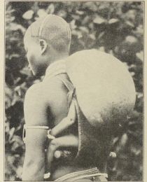 01 Eine Sudannegerin, die ihr Kind auf dem Rücken trägt und es durch eine Kürbisschale gegen die sengenden Sonnenstrahlen schützt. (Wolter)