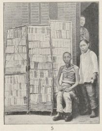 05. Chinesischer Opiumhändler, der nebenbei medizinische Bücher verkauft; auch an seinem schon zum Skelett abgemagerten Körper sieht man die deutlichen Spuren des Opiumgenusses.