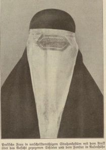 Persische Frau in vorschriftsmäßigem Straßenkostum mit dem straff über das Gesicht gezogenen Schleier und dem Fenster in Nasenhöhe