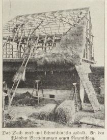 Naturbauweise, Das Dach wird mit Lehmschindeln gedeckt. An den Wänden Vorrichtungen gegen Regenschlag