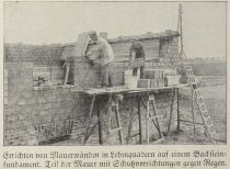 Naturbauweise, Errichten von Mauerwänden mit Lehmquadern auf einem Backsteinfundament, Teil der Mauer mit Schutzvorrichtungen gegen Regen