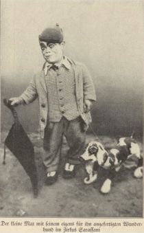 Zirkus - Der kleine Max mit seinem eigens für ihn angefertigten Wunderhund im Zirkus Sarassani