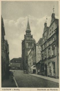 Güstrow, Dom-Straße mit Pfarr-Kirche