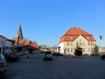 Neubukow, Markt mit Rathaus