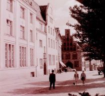 Hansestadt Rostock, Große Wasserstraße mit Kerkhoffhaus (1470) Sommer 1968