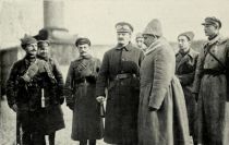 Leo Trotzki mit Offizieren an der Front, 1919