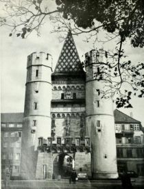 Basel - Das Spalentor (1370) gehörte früher zur Stadtbefestigung 