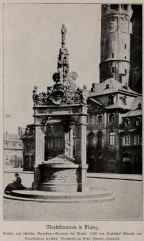 006 Marktbrunnen in Mainz. Ältester und schönster Renaissance-Brunnen Deutschlands. 1526 von Erzbischof Albrecht von Brandenburg errichtet. Ornament an Peter Flötner erinnernd.