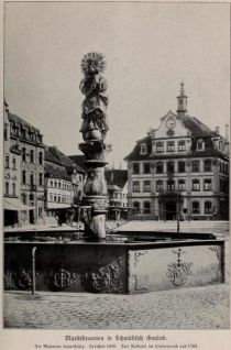 015 Marktbrunnen in Schwäbisch Gmünd. Die Madonna doppelseitig. Errichtet 1686. Das Rathaus im Hintergrund aus 1783.