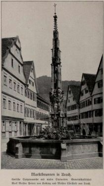 016 Marktbrunnen in Urach. Gotische Spitzpyramide mit vielen Statuetten. Gemeinschaftliches Werk Meisters Peters von Koblenz und Meister Christofs von Urach.