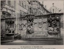 018 St. Georgsbrunnen in Schwäbisch Hall. 1509 als „Fischkasten“ errichtet. Links: Simson, den Löwen bezwingend. Rechts: St. Georg. In der Mitte: St. Michael.