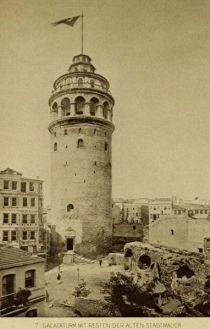 007. Galaturm mit Resten der alten Stadtmauer
