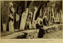 090. Türkische Frauen an Gräbern. Die mit Blumenkörben oder Ranken bekrönten Grabsteine bezeichnen Frauengräber