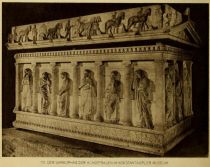 111. Der Sarkophag der Klagefrauen im Konstantinopler Museum