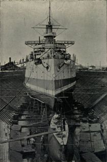 Fig. 03 „David and Goliath“ Das russiche Schlachtschiff „Retvisan“ (12.700 t) und das U.S. Unterseeboot „Holland“ (75 t)